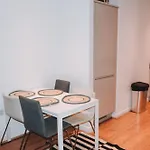 Spacious And Luxury 2 Bed 2 Bath Just 5 Minutes Walk From The Underground