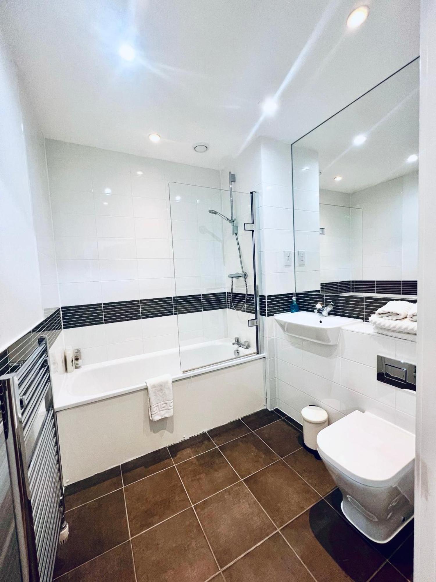 Spacious And Luxury 2 Bed 2 Bath Just 5 Minutes Walk From The Underground *
