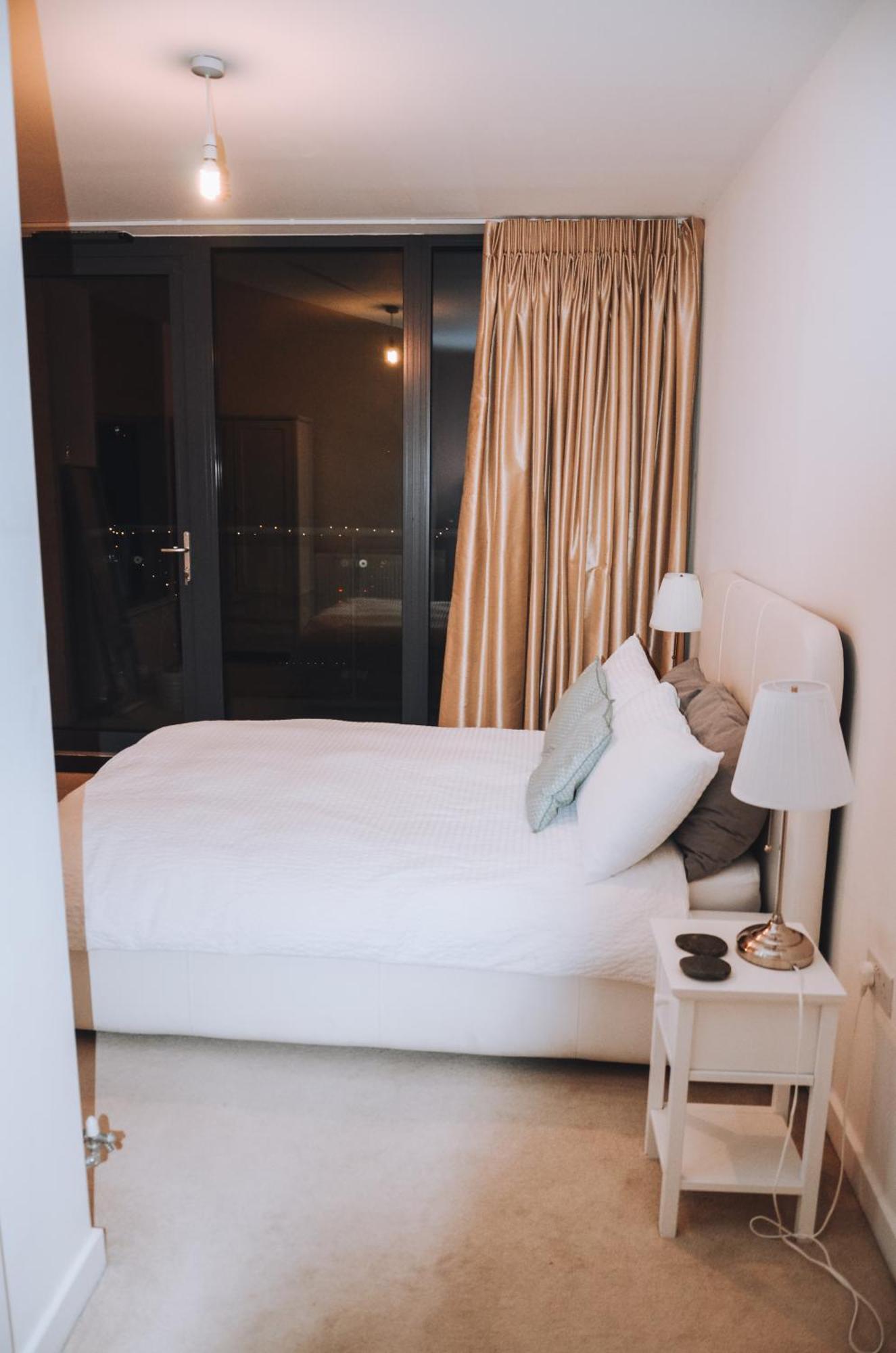 Spacious And Luxury 2 Bed 2 Bath Just 5 Minutes Walk From The Underground Apartment *