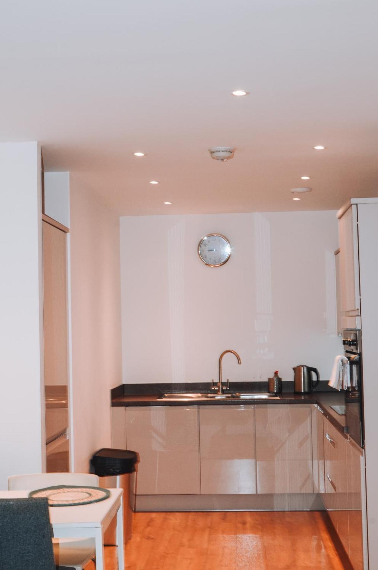Spacious And Luxury 2 Bed 2 Bath Just 5 Minutes Walk From The Underground * London