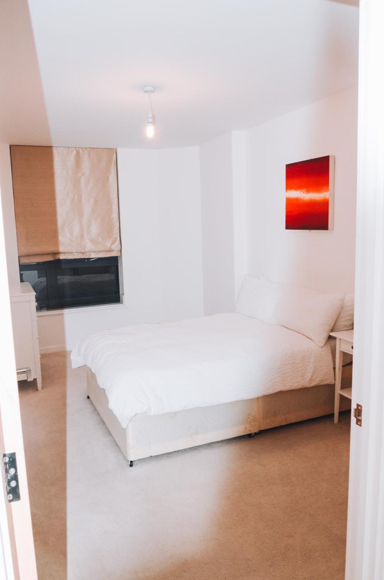 Spacious And Luxury 2 Bed 2 Bath Just 5 Minutes Walk From The Underground * London