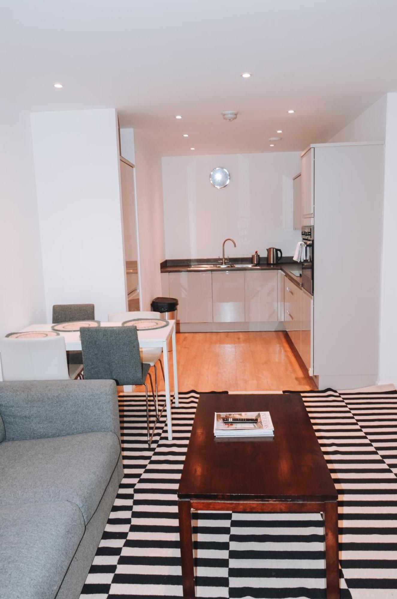 Spacious And Luxury 2 Bed 2 Bath Just 5 Minutes Walk From The Underground Apartment London